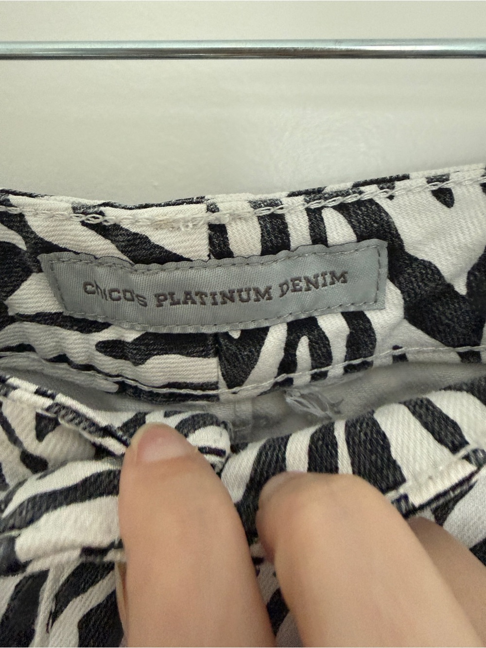 Chico's Black White zebra Print wide leg cropped denim jeans size 2 ( 12/14) - Picture 3 of 6